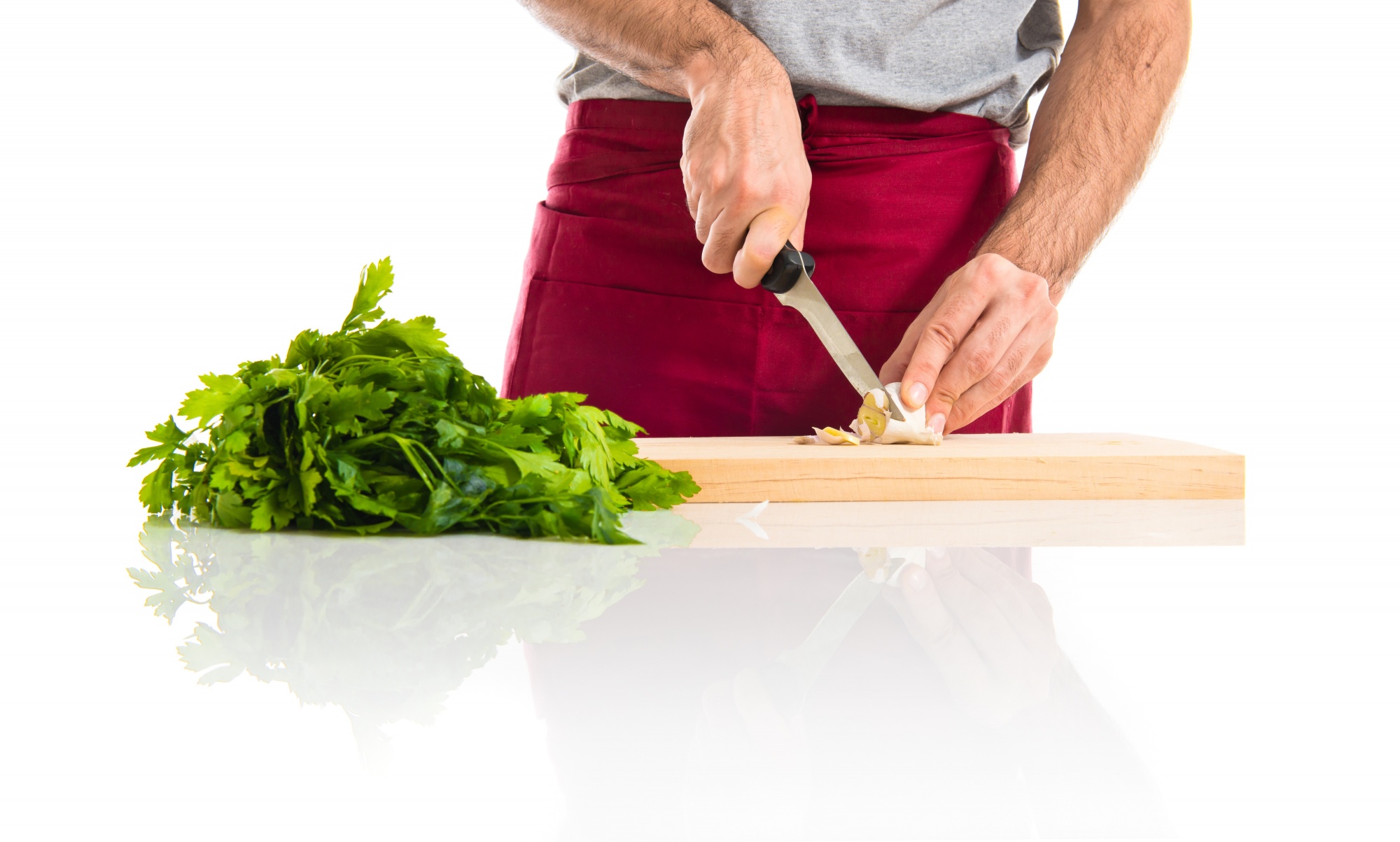 Chef mentre affetta ingredienti freschi in cucina