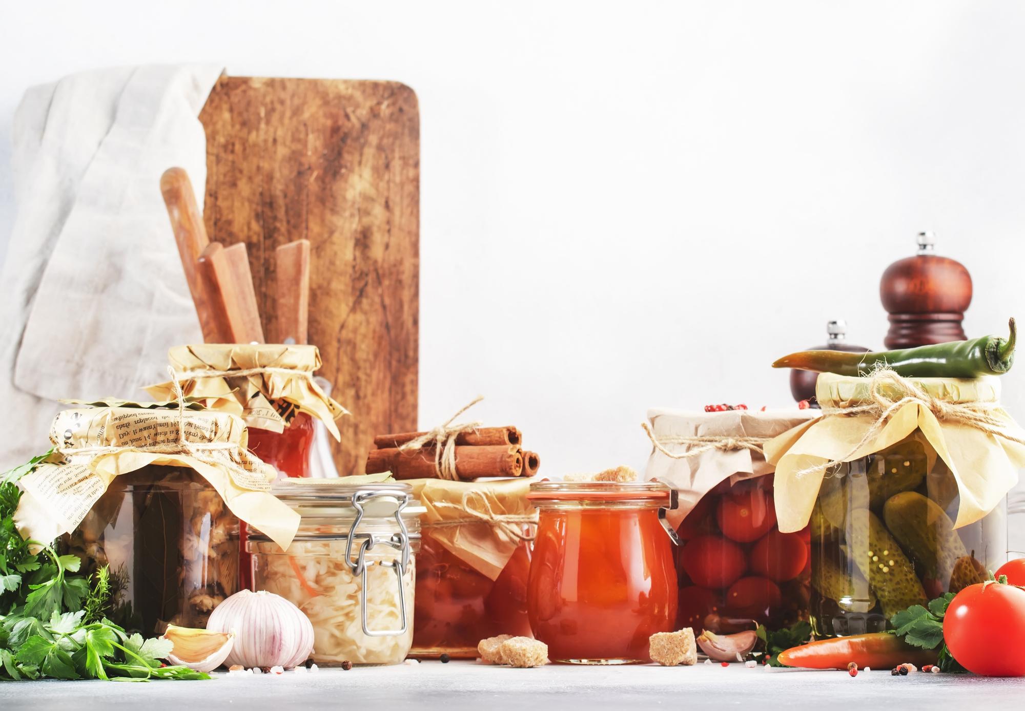 Assortimento di ingredienti locali su tavolo di legno